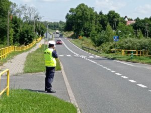 Policjant na drodze z fotoradarem