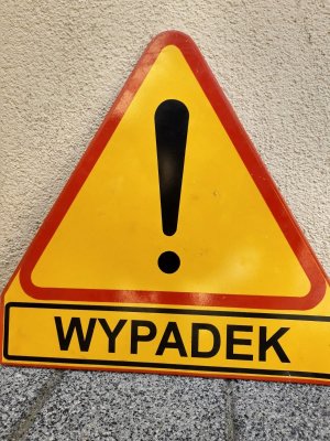 znak ostrzegawczy z napisem wypadek