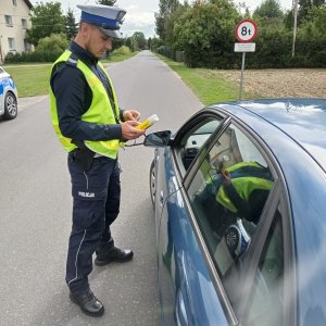 policjant sprawdza trzeźwość kierowcy