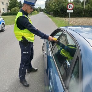 policjant sprawdza trzeźwość kierowcy