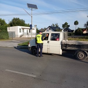 policjant kontroluje stan trzeźwości kierowcy