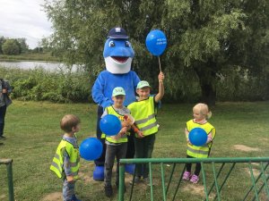 dzieci pozują do zdjęcia z Polfinkiem