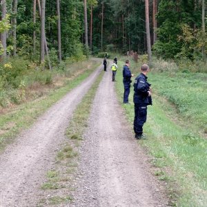 policjanci stoją w kordonie