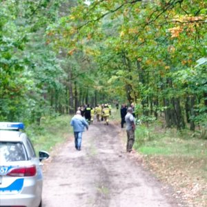 policjanci i strażacy idą na miejsce zbiórki