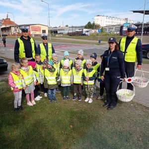 policjanci i dzieci pozują do zdjęcia