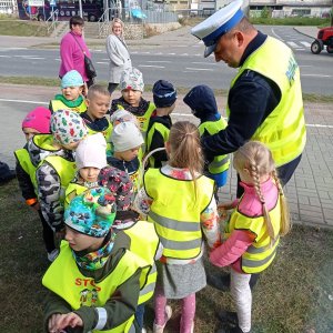 policjant wręcza dzieciom pdblaski