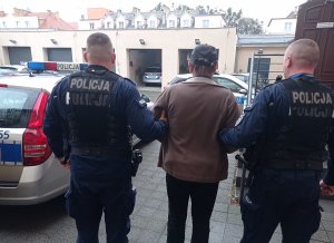 podejrzany prowadzony przez policjantów