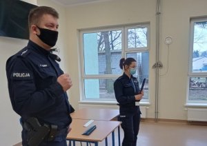 policjanci prowadzący zajęcia z dziećmi