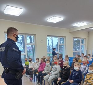 policjanci prowadzący zajęcia z dziećmi