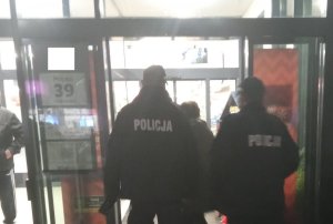 policjanci patrolują obiekt handlowy