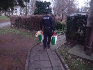 policjant idzie z zakupami