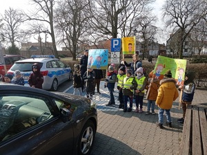 dzieci stoją z kolorowymi banerami