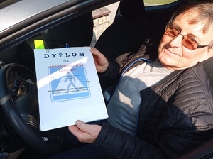 kierowca trzyma w ręku dyplom