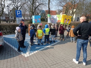 dzieci dziękują kierowcy za przestrzeganie przepisów