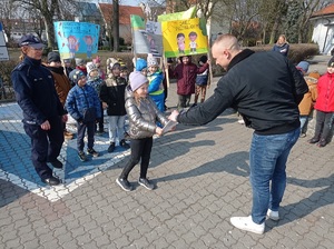 mężczyzna otrzymuje od dziecka dyplom