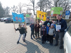 dzieci pozują do zdjęcia z banerami