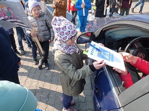 dziewczynka wręcza kierowcy dyplom