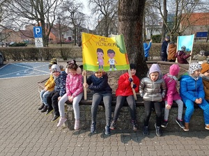 dzieci siedzą na ławce