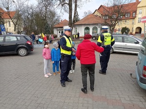 policjant rozmawia z kobietą