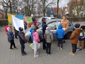 dzieci dziękują kobiecie za przestrzeganie przepisów ruchu drogowego