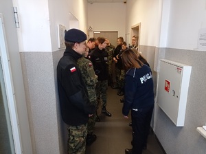 uczniowie w budynku komendy policji