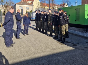 uczniowie w trakcie zbiórki