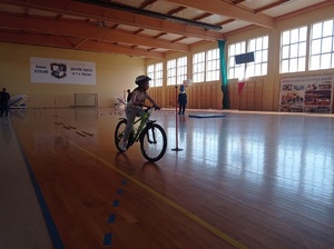 uczestnik zawodów na torze sprawnościowym