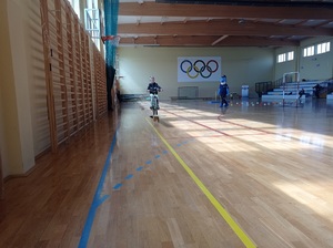 uczestnik zawodów na torze sprawnościowym