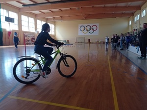 uczestnik zawodów na torze sprawnościowym