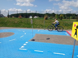 uczeń zdaje egzamin praktyczny na kartę rowerową