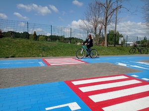 uczeń zdaje egzamin praktyczny na kartę rowerową