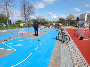 uczeń zdaje egzamin praktyczny na kartę rowerową