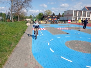 uczeń zdaje egzamin praktyczny na kartę rowerową