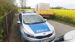 radiowóz i kontrolowany przez policjantów pojazd dostawczy