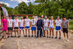 drużyna policjantów z Chełmna pozuje do zdjęcia z medalami
