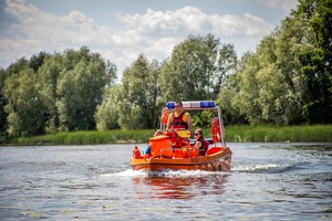 ratownicy Wodnego Ochotniczego Pogotowia Ratunkowego w łodzi motorowej