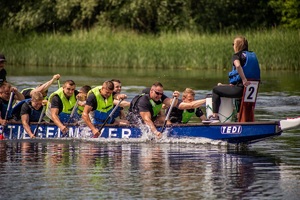 zawodnicy na smoczej łodzi w trakcie wyścigu