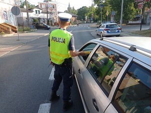 policjant sprawdza trzeźwość kierowcy