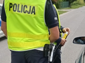 policjant w kamizelce służbowej