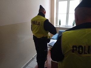 policjanci prowadzą oględziny