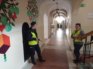 policjant zabezpiecza wejście do szkoły