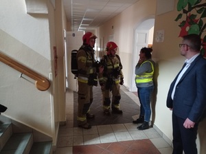 strażacy sprawdzają pomieszczenia budynku