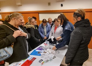 policjantka rozmawia z osobami na wywiadówce szkolnej