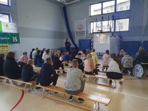 policjantka mówi do uczestników spotkania