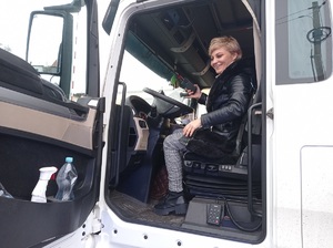 kobieta siedzi w kabinie ciężarówki