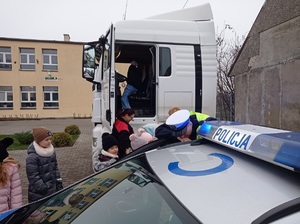 dzieci wsiadają do kabiny ciężarówki