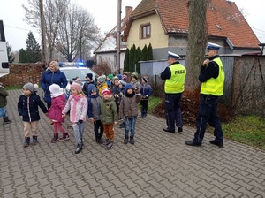 dzieci stoją przy policjantach ruchu drogowego
