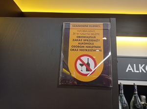 tabliczka, informująca o zakazie sprzedaży alkoholu osobom nietrzeźwym i niepełnoletnim