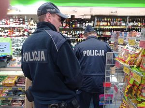 policjanci kontrolują punkt sprzedaży alkoholu