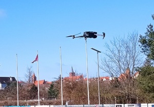 dron wiszący w powietrzu na tle starego miasta w Chełmnie